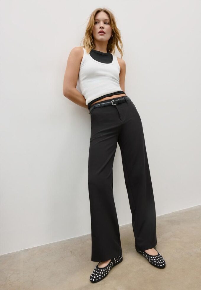 Pantalon élégant à jambes droites fluides avec ceinture