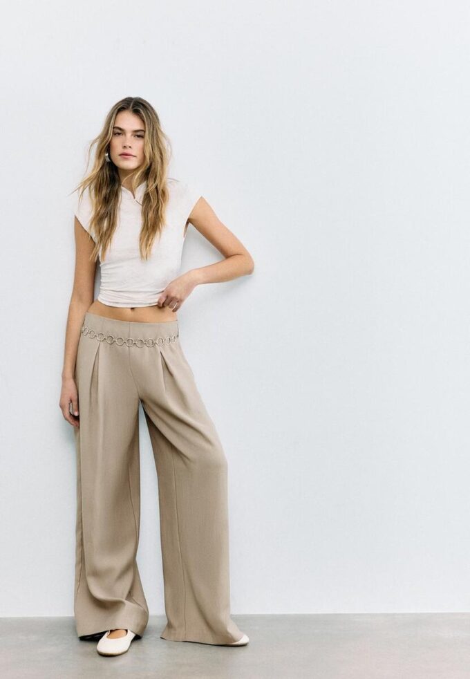 Pantalon à pinces en lyocell avec chaîne Pantalon à pinces en lyocell avec chaîne