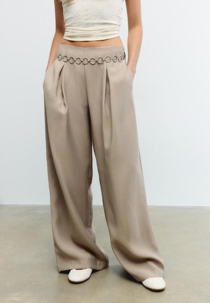 Pantalon à pinces en lyocell avec chaîne Pantalon à pinces en lyocell avec chaîne