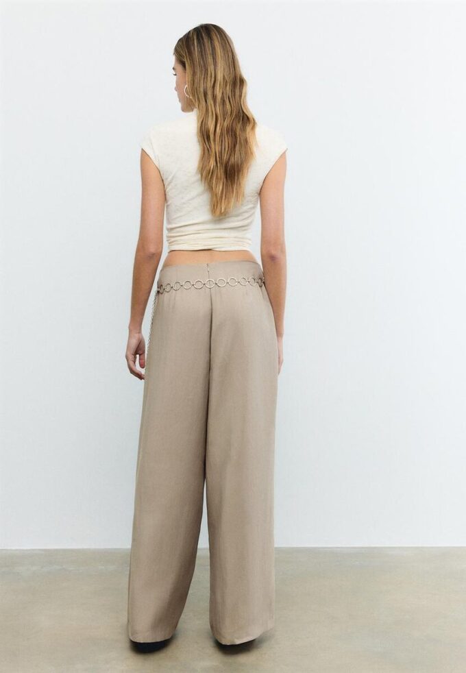 Pantalon à pinces en lyocell avec chaîne Pantalon à pinces en lyocell avec chaîne