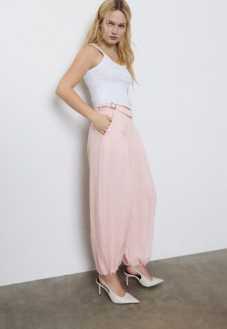 Pantalon sarouel à pinces avec boucle