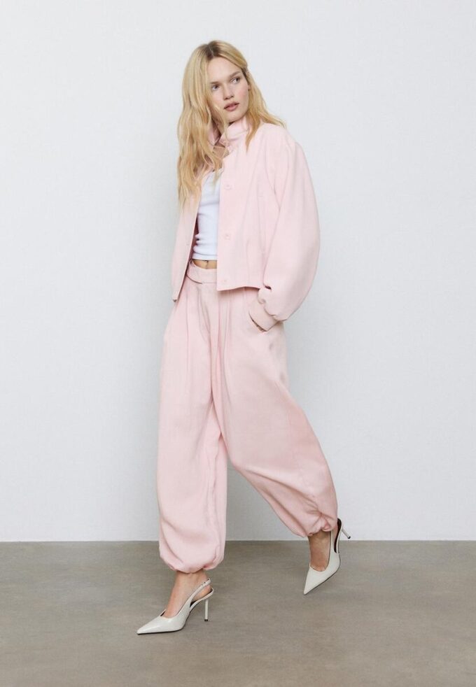 Pantalon sarouel à pinces avec boucle