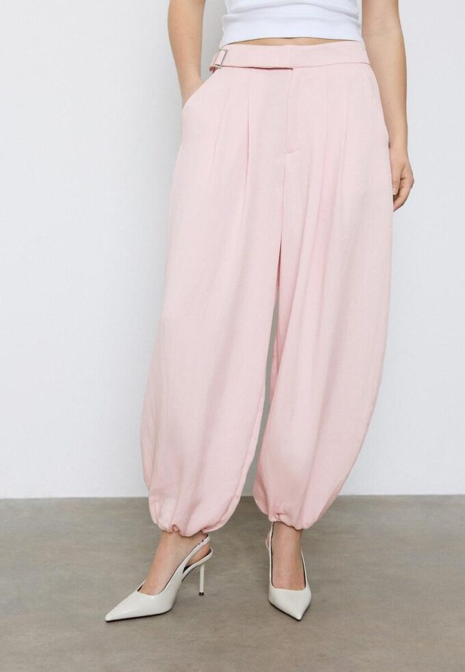 Pantalon sarouel à pinces avec boucle