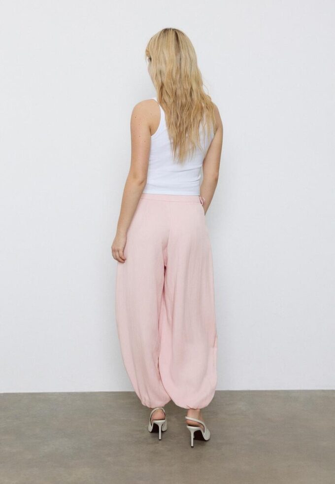 Pantalon sarouel à pinces avec boucle