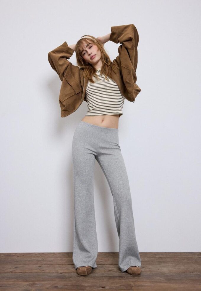 Pantalon évasé au toucher doux avec couture apparente sur le devant