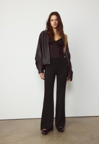 Pantalon évasé au toucher doux avec couture apparente sur le devant