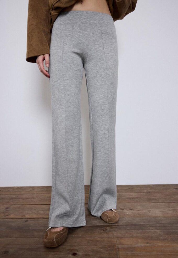 Pantalon évasé au toucher doux avec couture apparente sur le devant