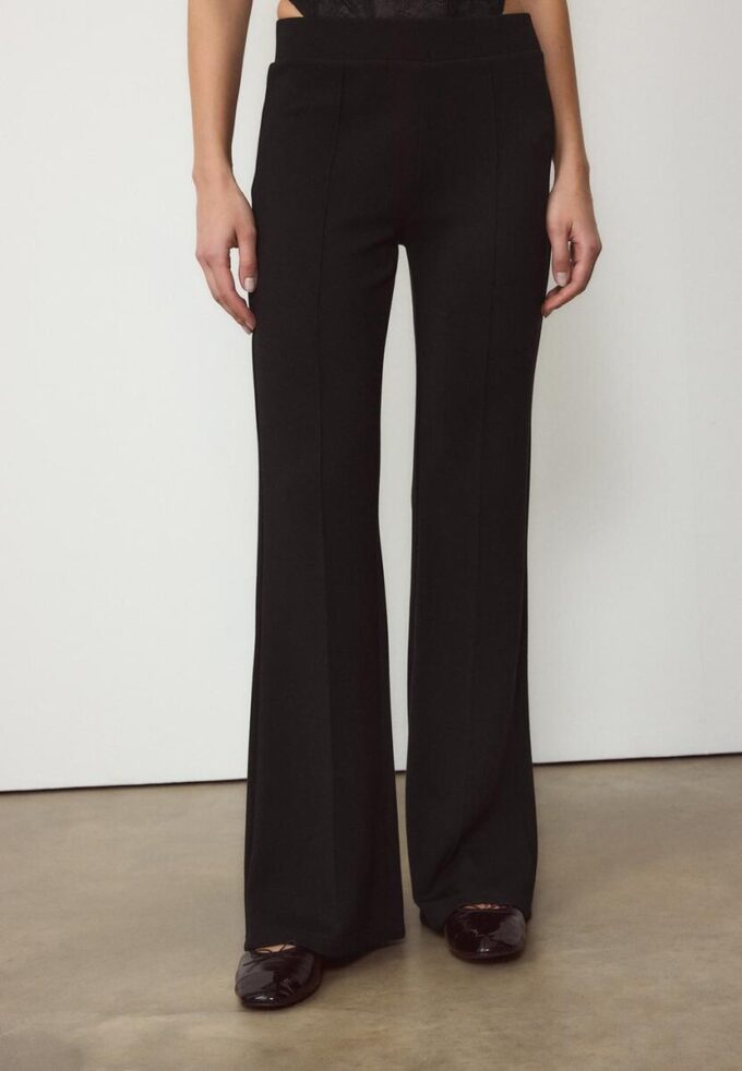 Pantalon évasé au toucher doux avec couture apparente sur le devant