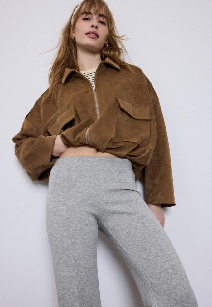 Pantalon évasé au toucher doux avec couture apparente sur le devant