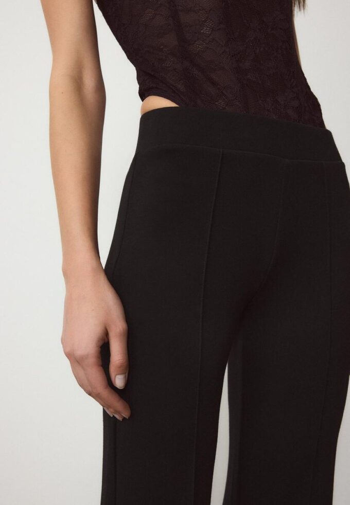Pantalon évasé au toucher doux avec couture apparente sur le devant