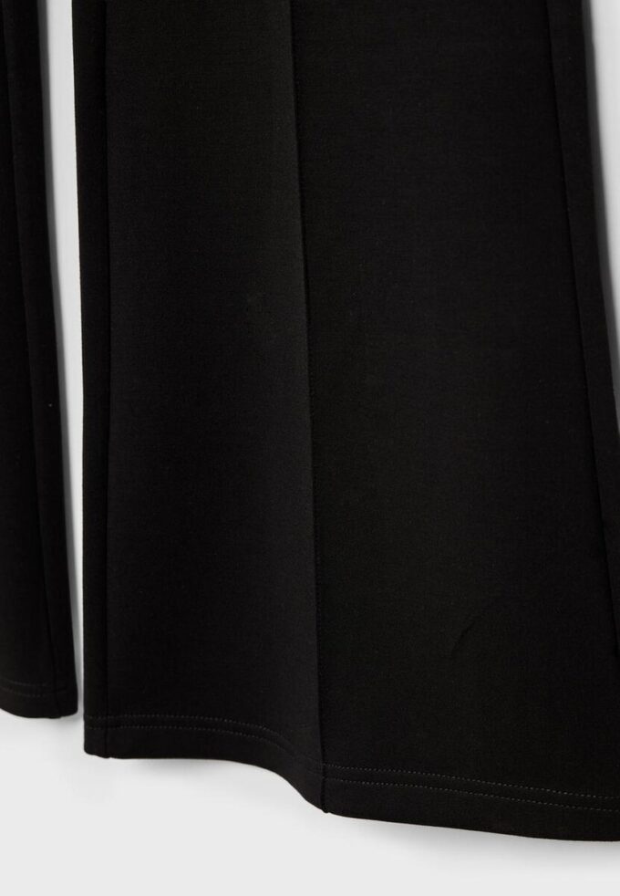 Pantalon évasé au toucher doux avec couture apparente sur le devant