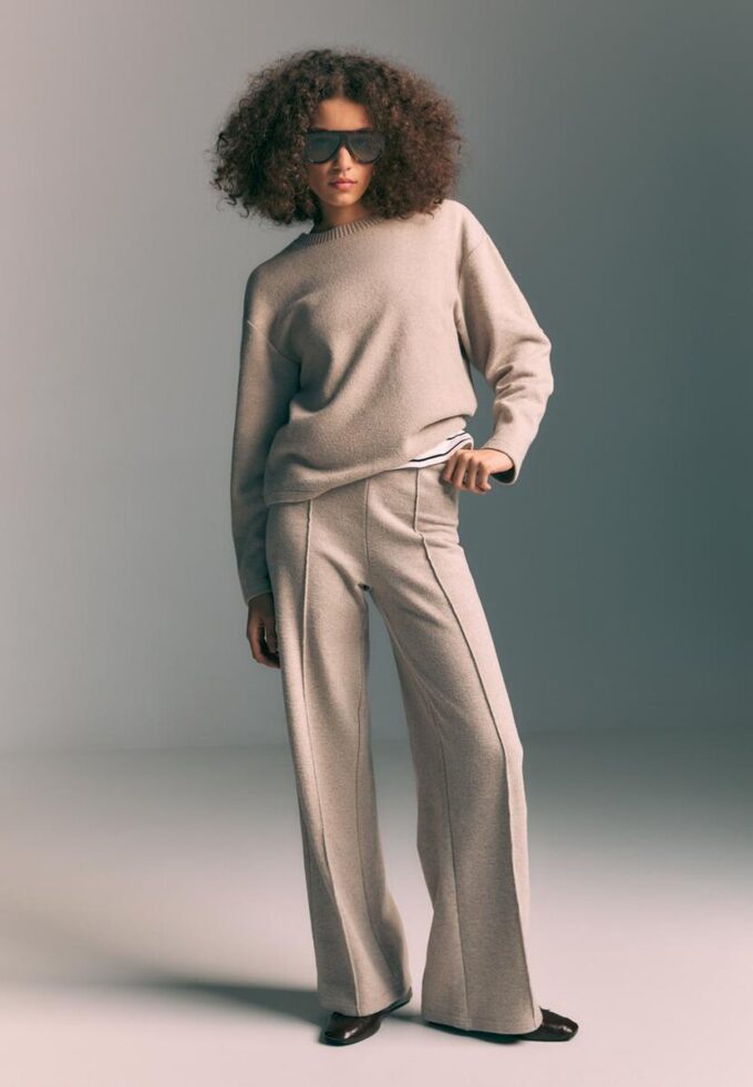 Pantalons en maille avec détails de coutures Pantalons en maille avec détails de coutures