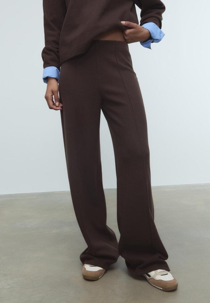 Pantalons en maille avec détails de coutures Pantalons en maille avec détails de coutures