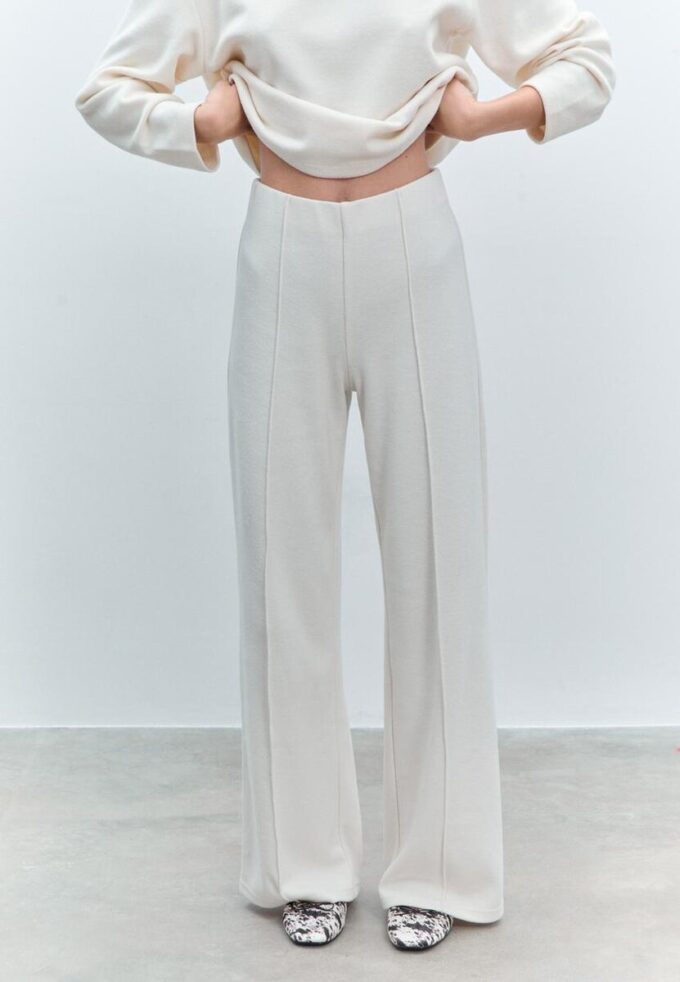 Pantalons en maille avec détails de coutures Pantalons en maille avec détails de coutures