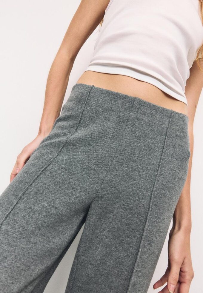 Pantalons en maille avec détails de coutures Pantalons en maille avec détails de coutures