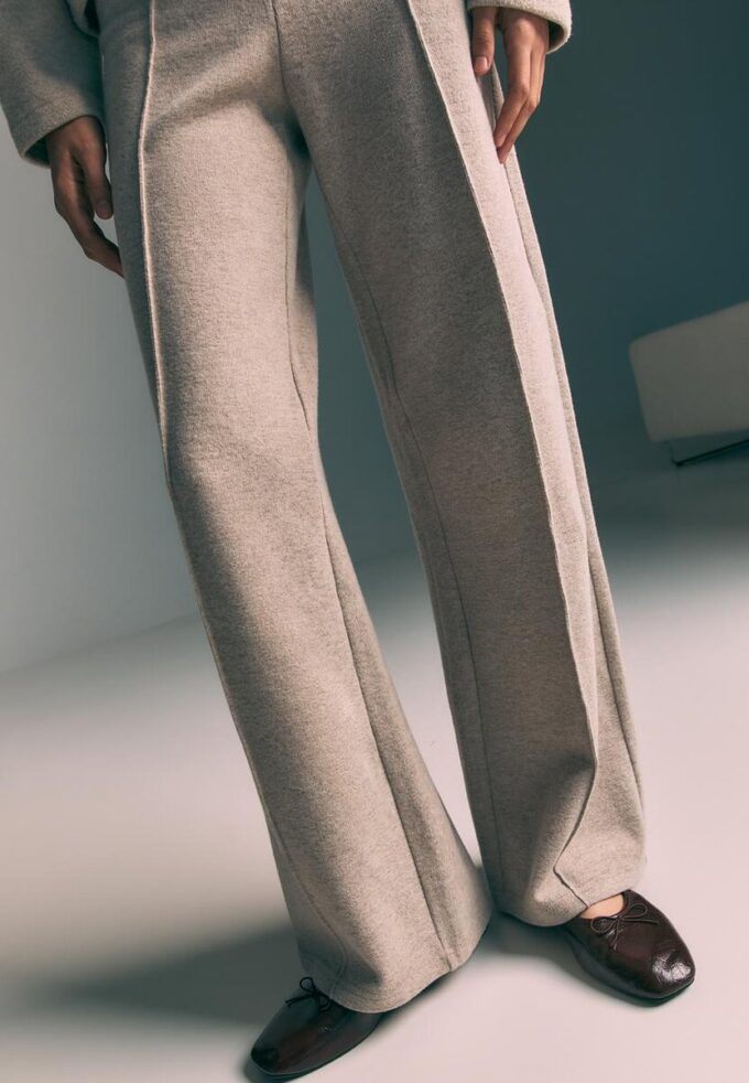 Pantalons en maille avec détails de coutures Pantalons en maille avec détails de coutures