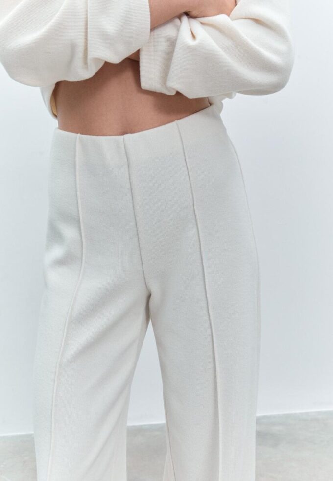 Pantalons en maille avec détails de coutures Pantalons en maille avec détails de coutures