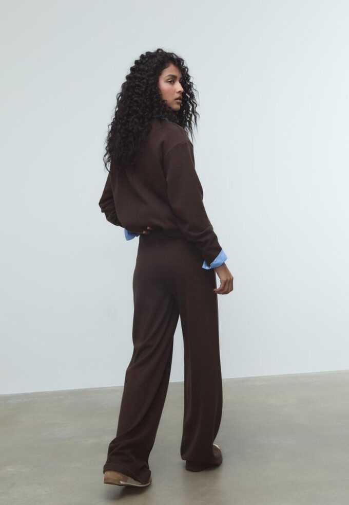 Pantalons en maille avec détails de coutures Pantalons en maille avec détails de coutures