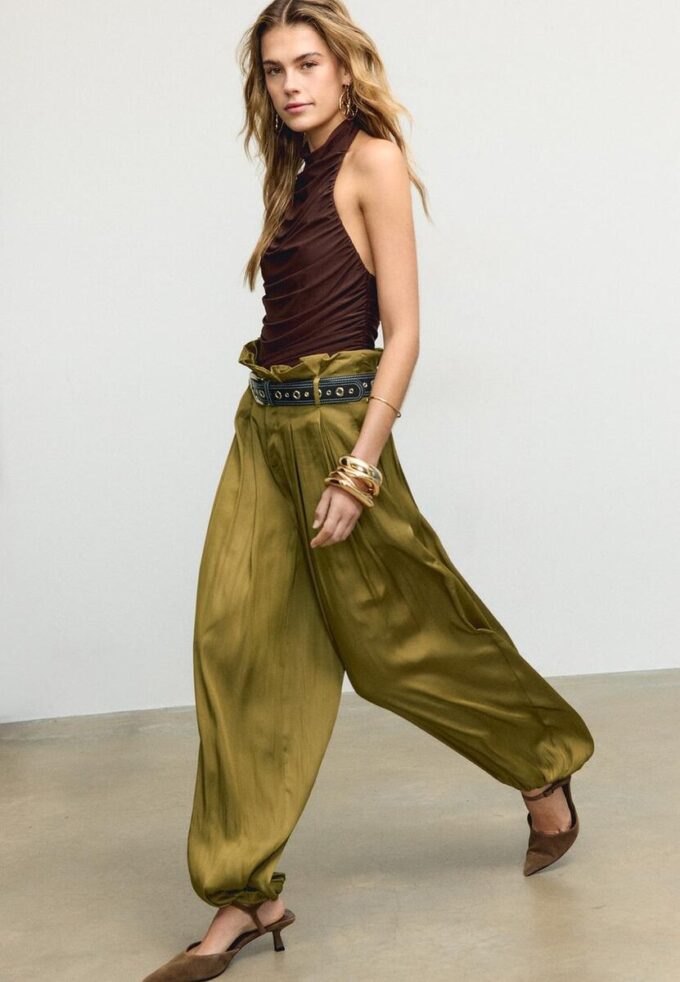 Pantalons sarouel en satin avec ceinture Pantalons sarouel en satin avec ceinture