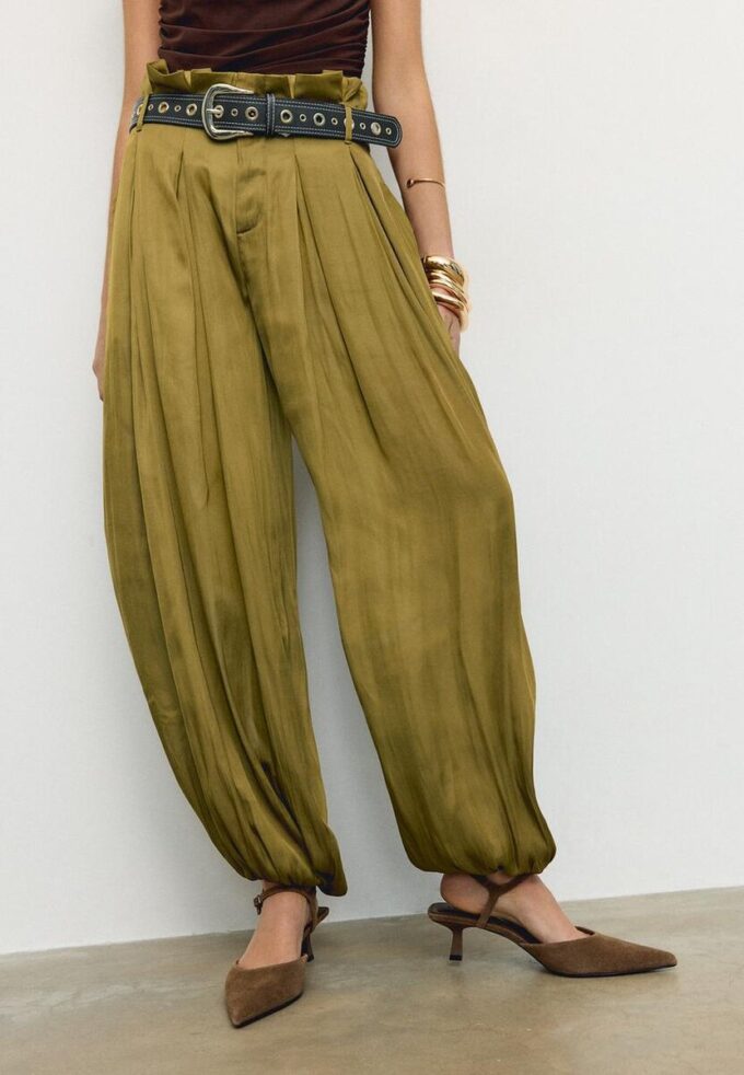 Pantalons sarouel en satin avec ceinture Pantalons sarouel en satin avec ceinture