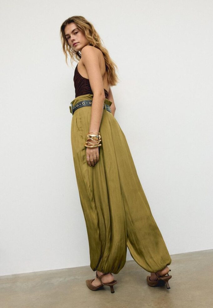 Pantalons sarouel en satin avec ceinture Pantalons sarouel en satin avec ceinture