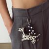 Porte-clés avec breloque chien à pois