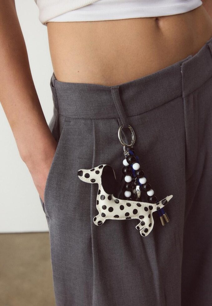 Porte-clés avec breloque chien à pois