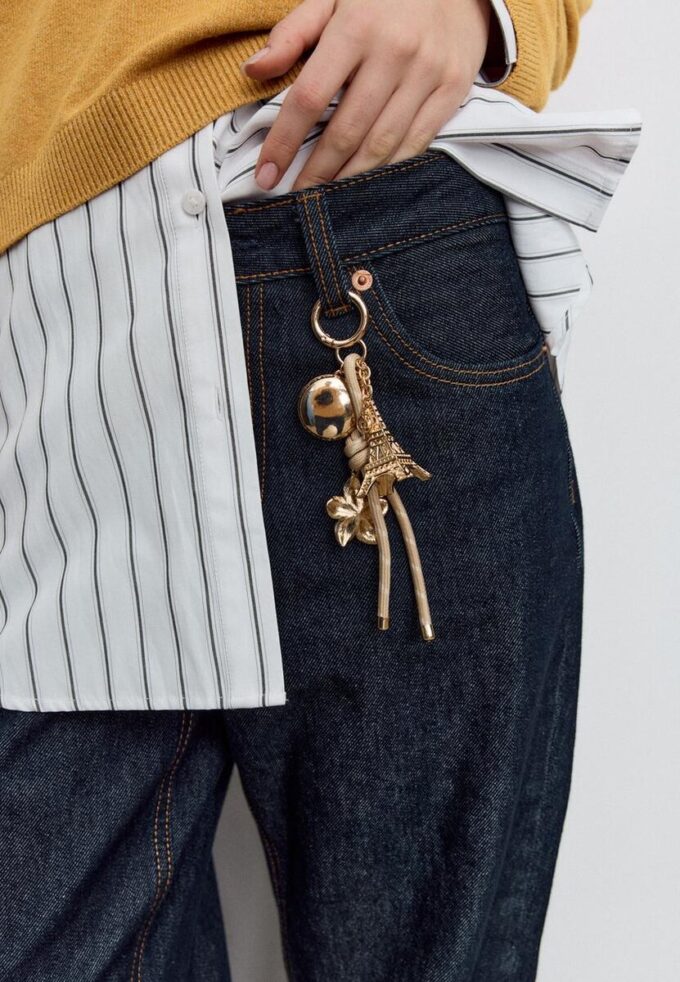 Porte-clés avec breloques Tour Eiffel et macarons