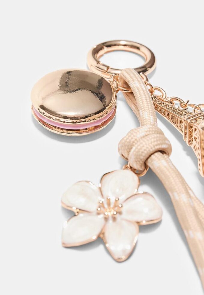 Porte-clés avec breloques Tour Eiffel et macarons