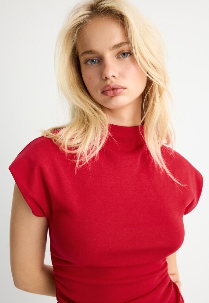 Robe courte ajustée avec fronces