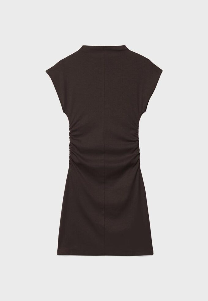 Robe courte ajustée avec fronces Robe courte ajustée avec fronces