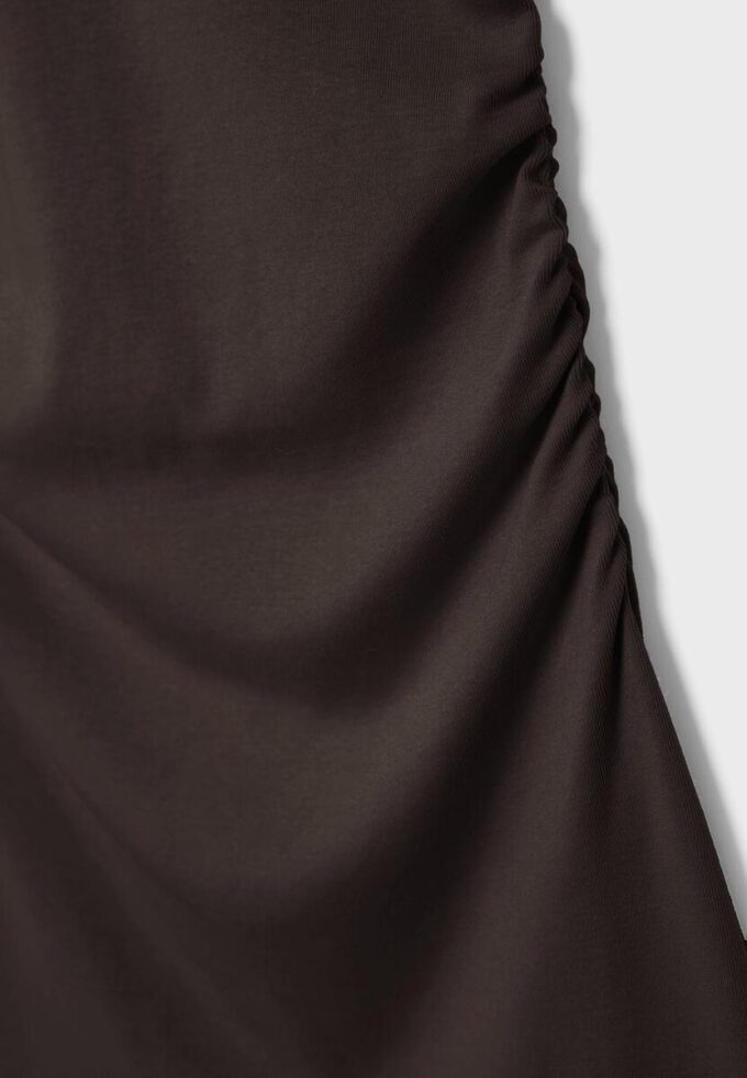 Robe courte ajustée avec fronces Robe courte ajustée avec fronces