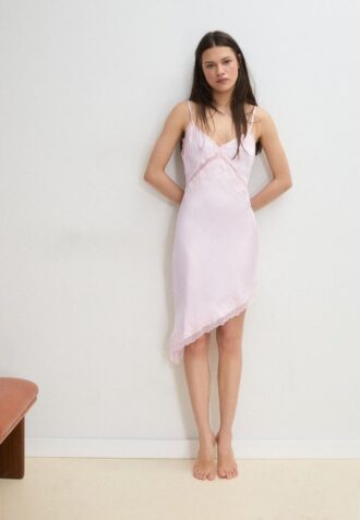 Robe courte asymétrique en satin