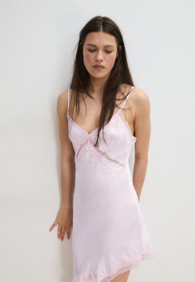 Robe courte asymétrique en satin