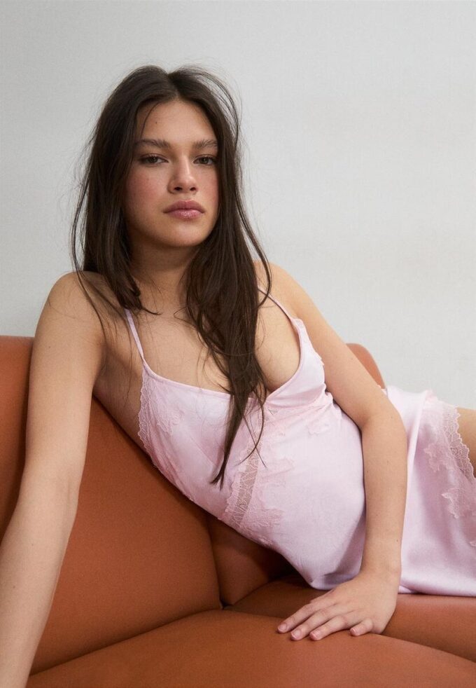 Robe courte asymétrique en satin