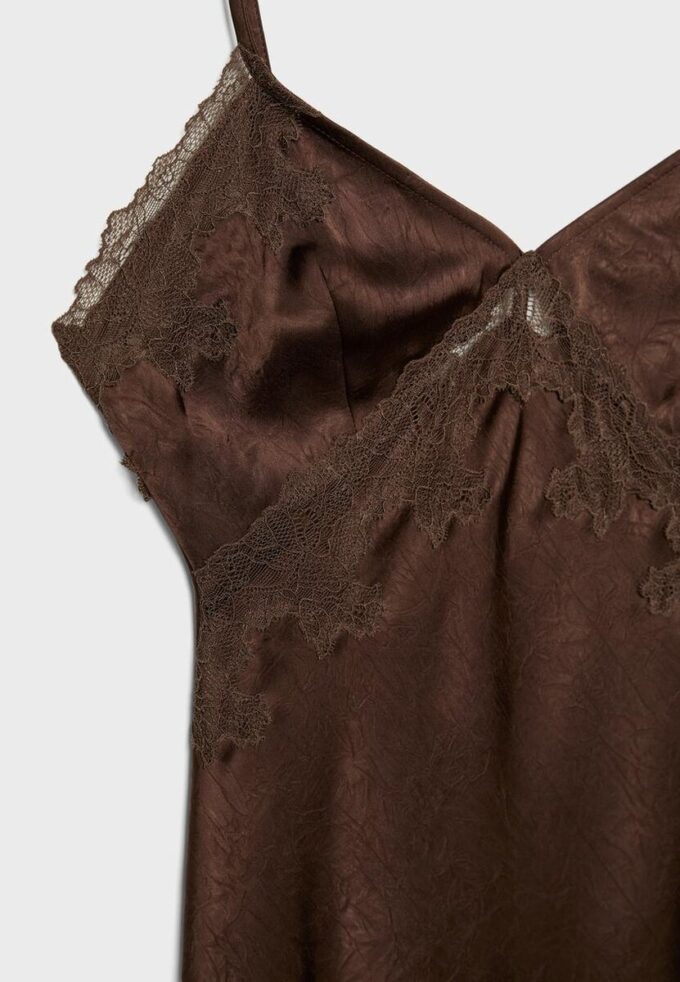 Robe courte asymétrique en satin Robe courte asymétrique en satin