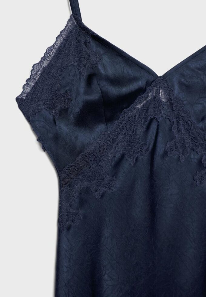 Robe courte asymétrique en satin Robe courte asymétrique en satin