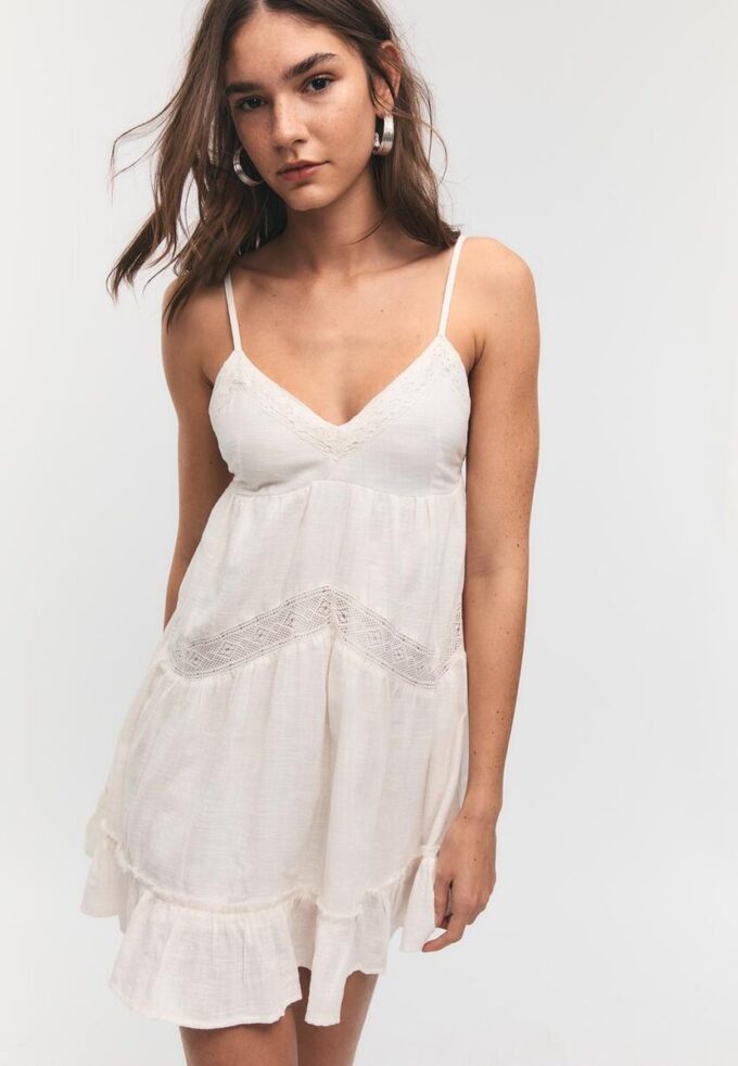 Robe courte avec détails en dentelle Robe courte avec détails en dentelle