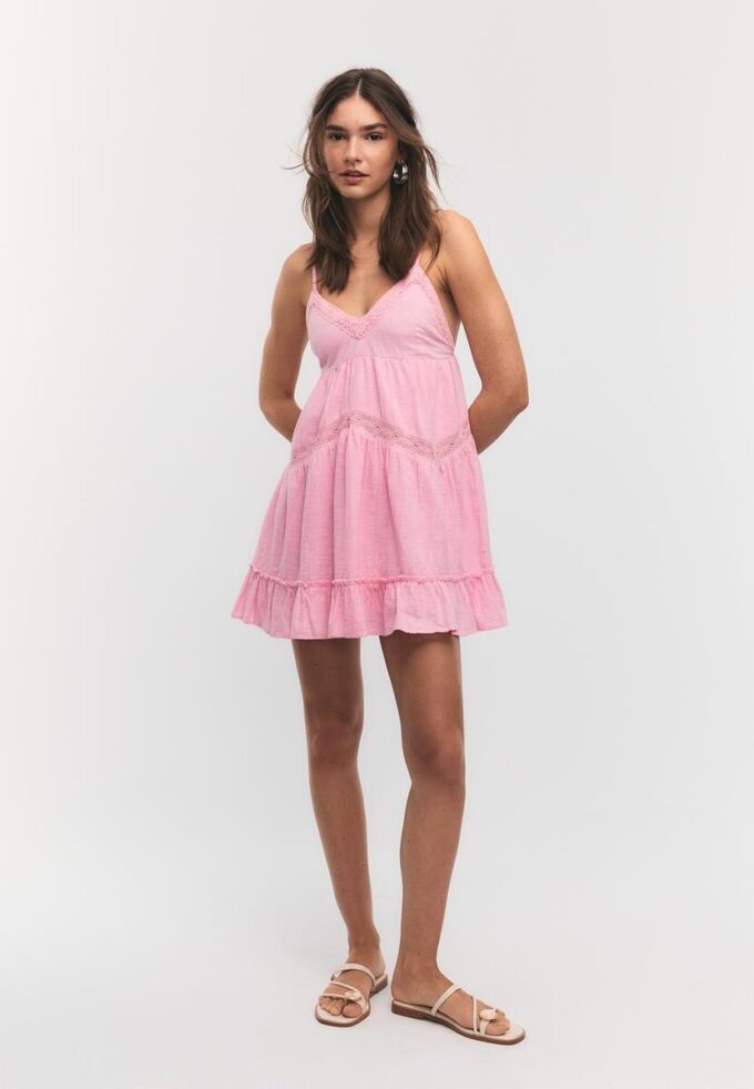 Robe courte avec détails en dentelle Robe courte avec détails en dentelle