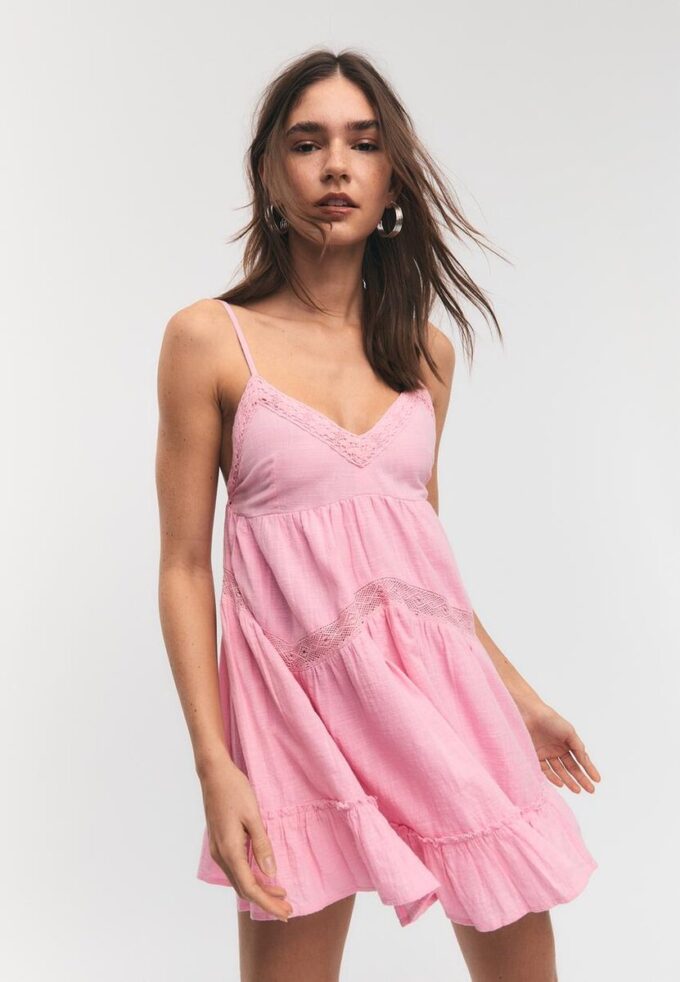 Robe courte avec détails en dentelle Robe courte avec détails en dentelle