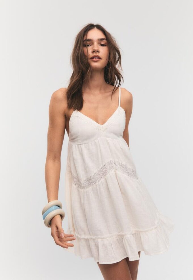 Robe courte avec détails en dentelle Robe courte avec détails en dentelle