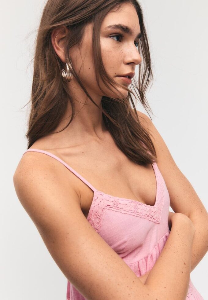 Robe courte avec détails en dentelle Robe courte avec détails en dentelle