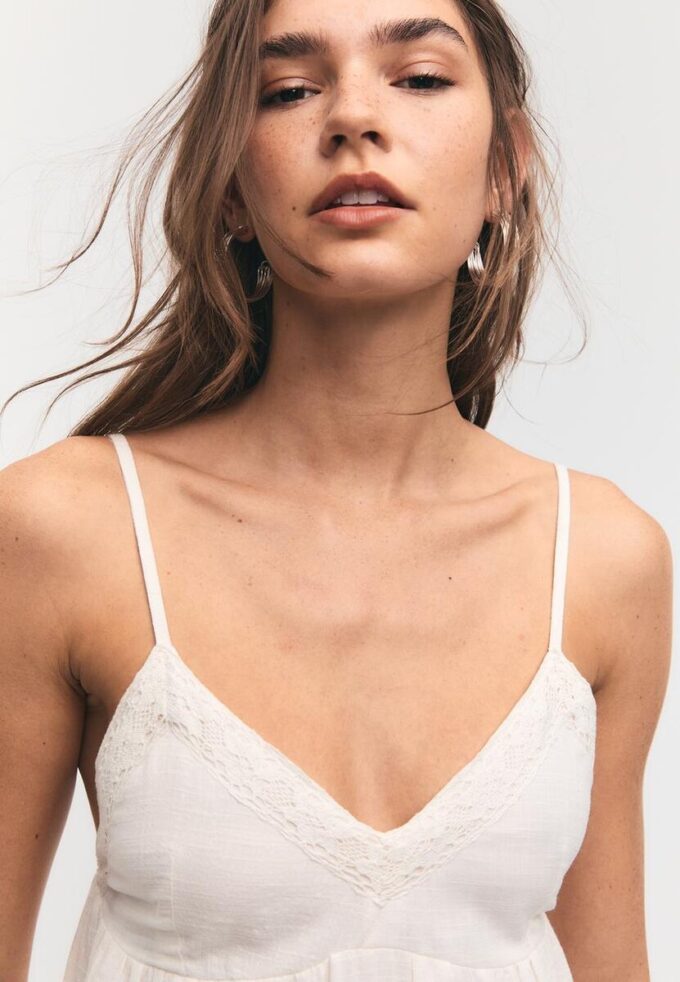 Robe courte avec détails en dentelle Robe courte avec détails en dentelle