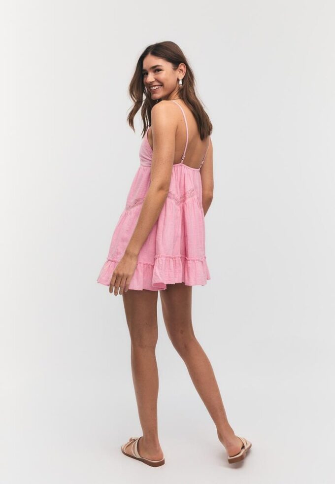 Robe courte avec détails en dentelle Robe courte avec détails en dentelle
