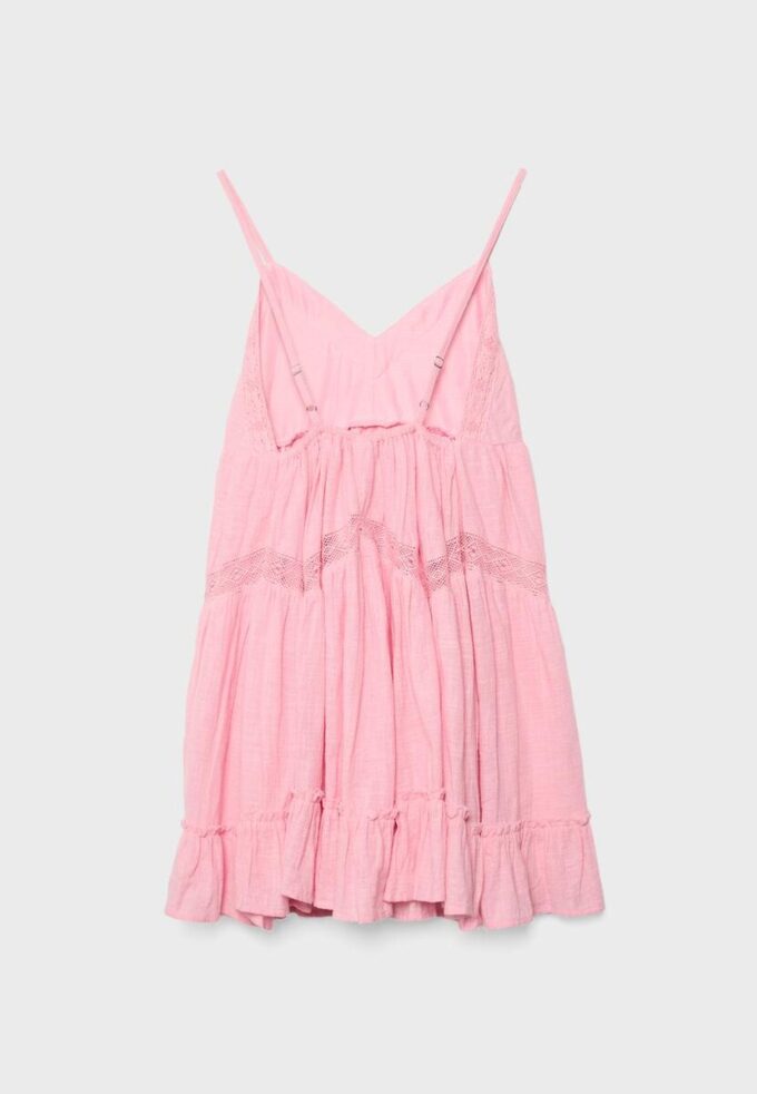 Robe courte avec détails en dentelle Robe courte avec détails en dentelle