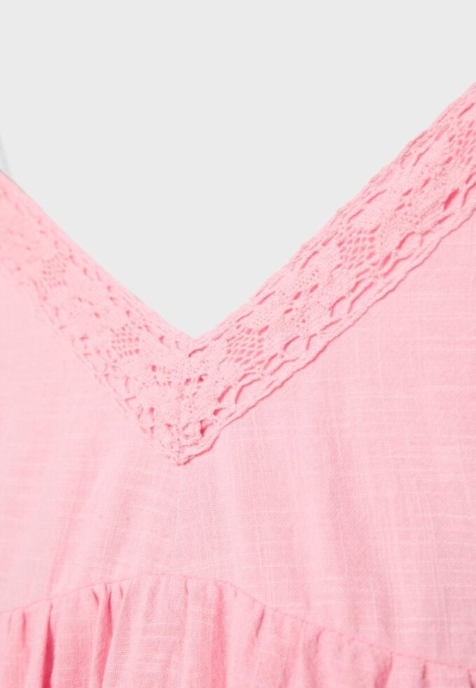 Robe courte avec détails en dentelle Robe courte avec détails en dentelle