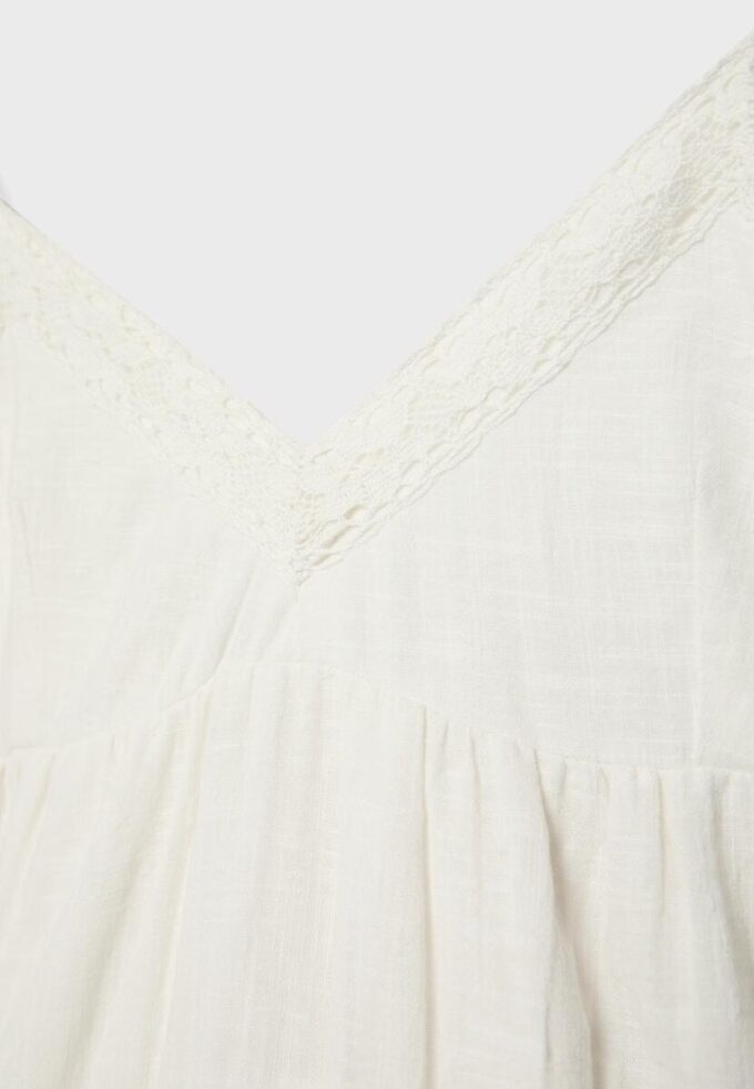 Robe courte avec détails en dentelle Robe courte avec détails en dentelle