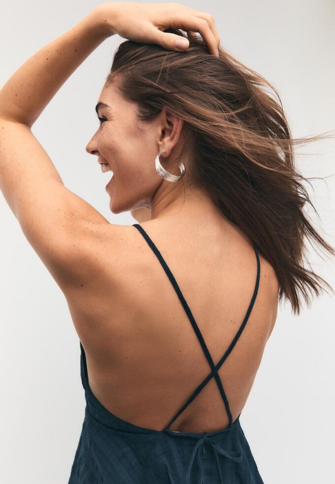 Robe courte à bretelles et volants Robe courte à bretelles et volants