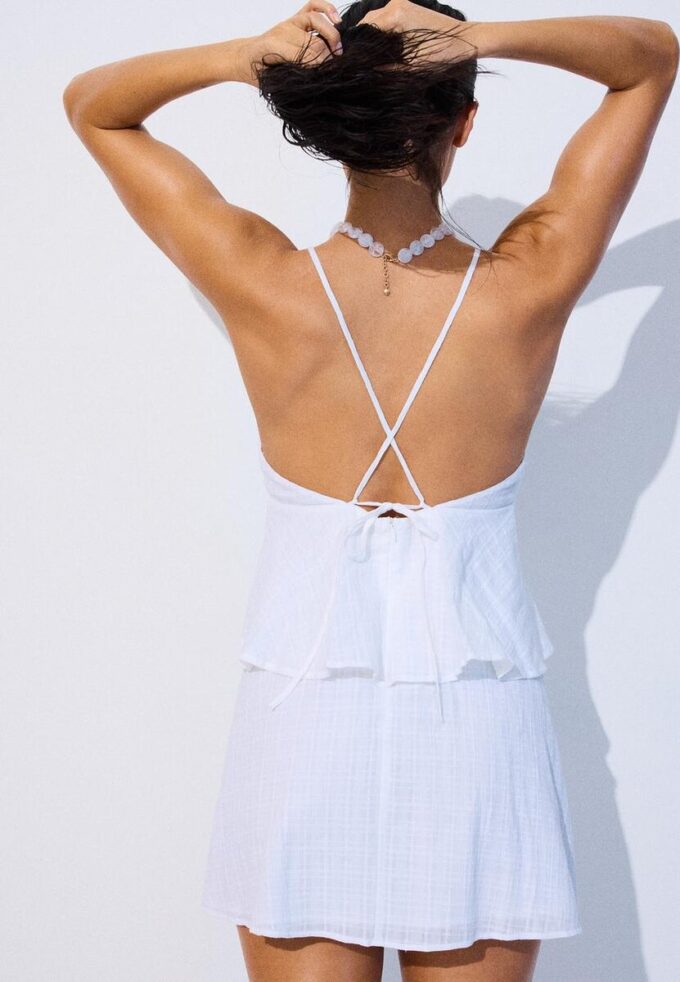 Robe courte à bretelles et volants Robe courte à bretelles et volants