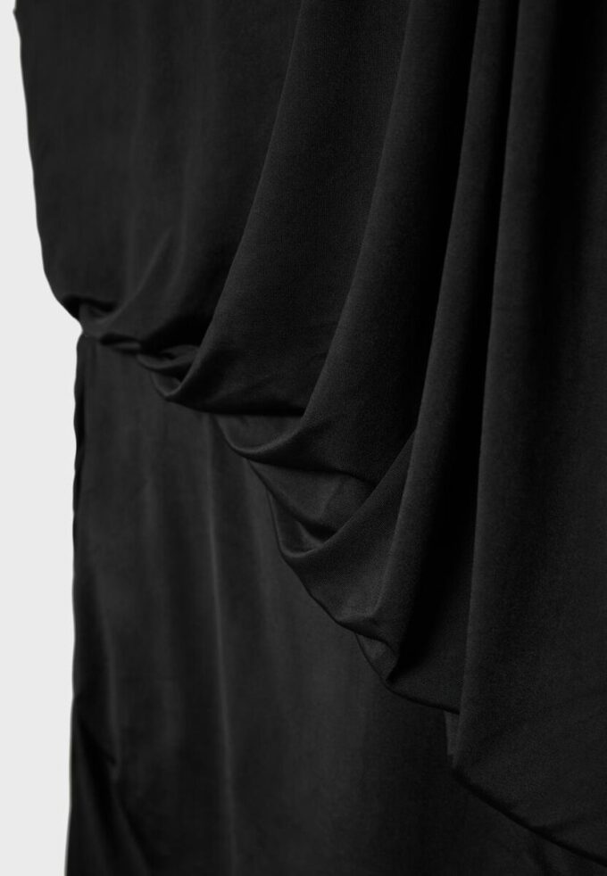 Robe courte drapée asymétrique